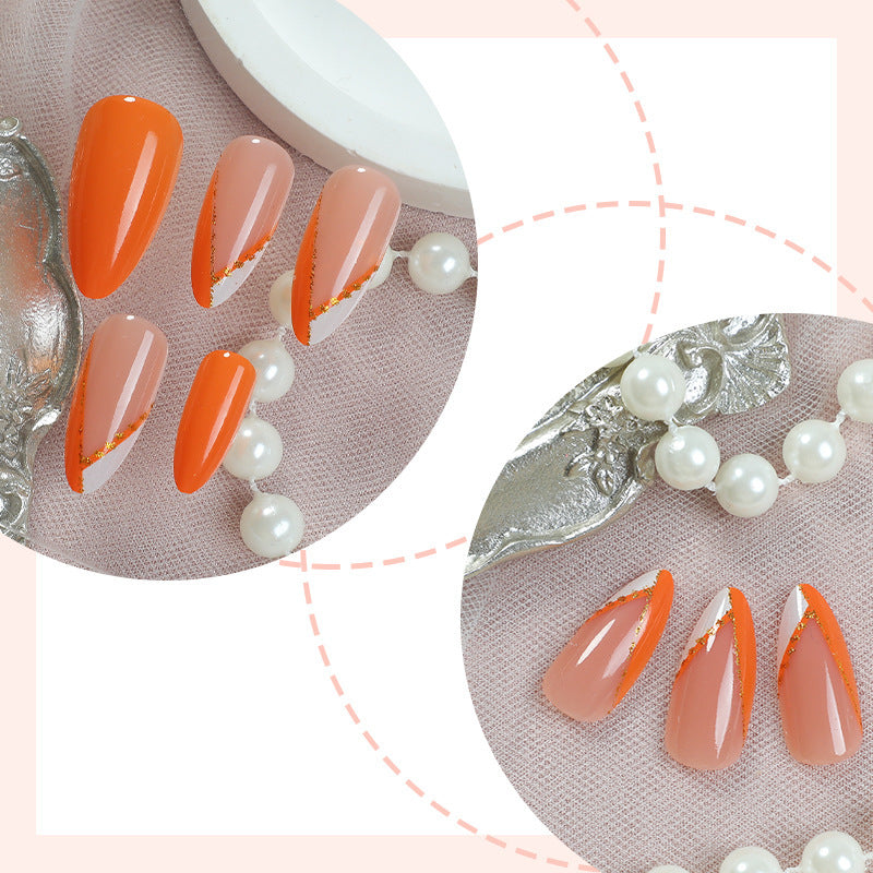 Kunstnagelset mit elegantem mattierten Finish und goldenen Akzenten Karnz