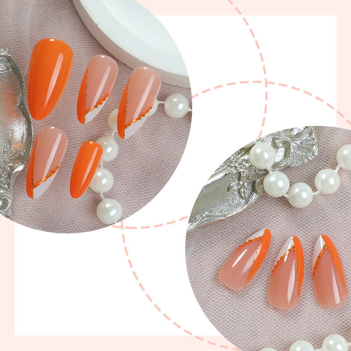 Kunstnagelset mit elegantem mattierten Finish und goldenen Akzenten Karnz