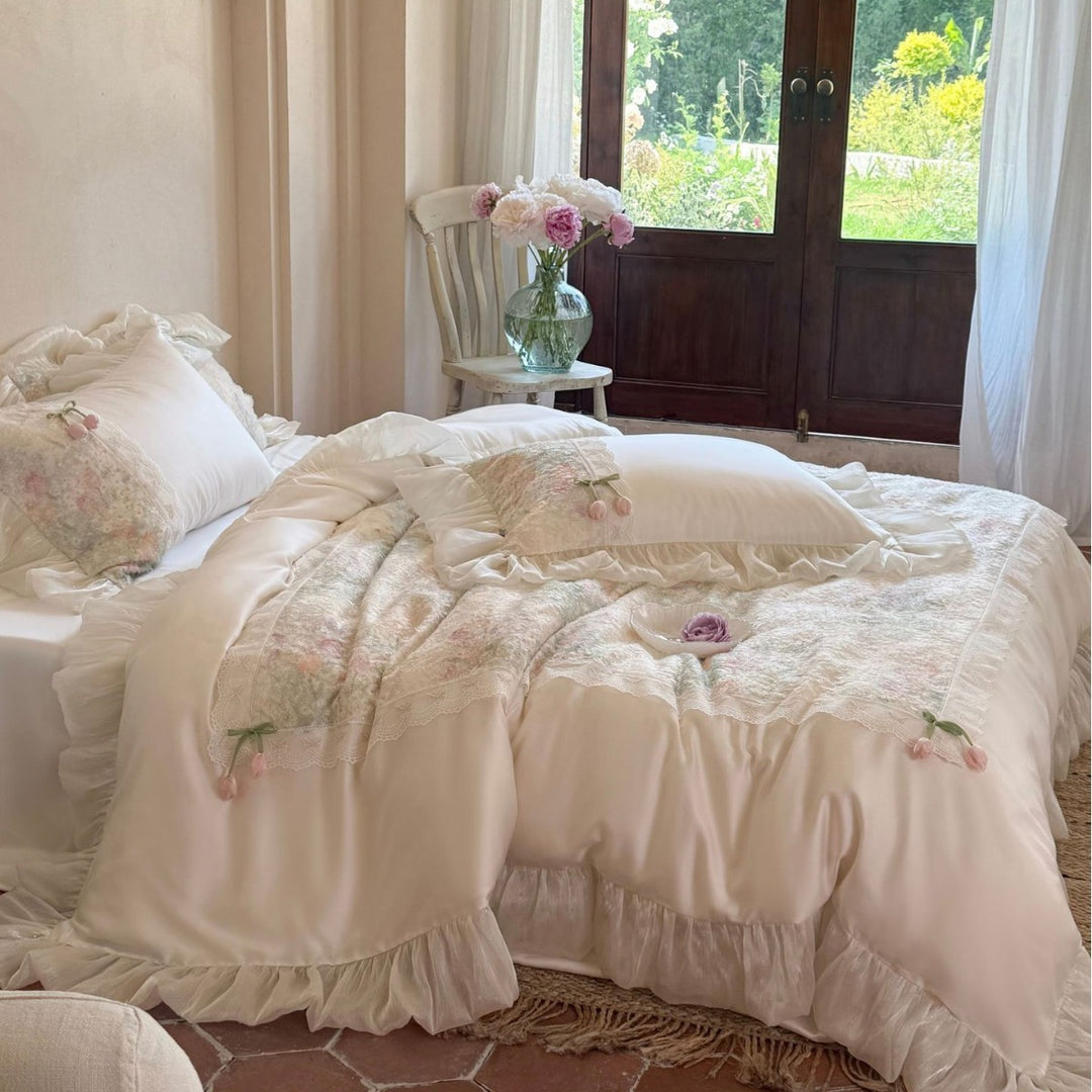 Romantisches Bettwäsche-Set mit Rüschen, Satin-Optik und floralem Spitzenbesatz
