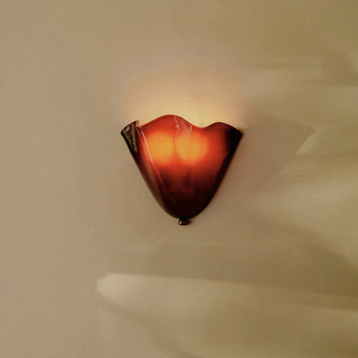 Karnz | Retro Wandleuchte aus farbigem Glas im rockförmigen Schalenmuster