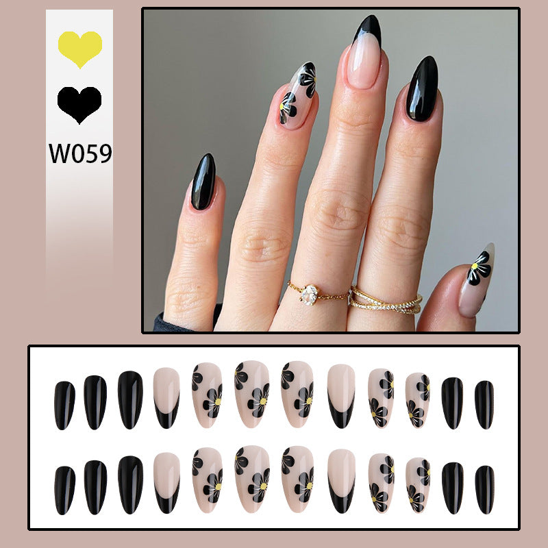 Elegante Nagelspitzen mit floralen Akzenten Karnz