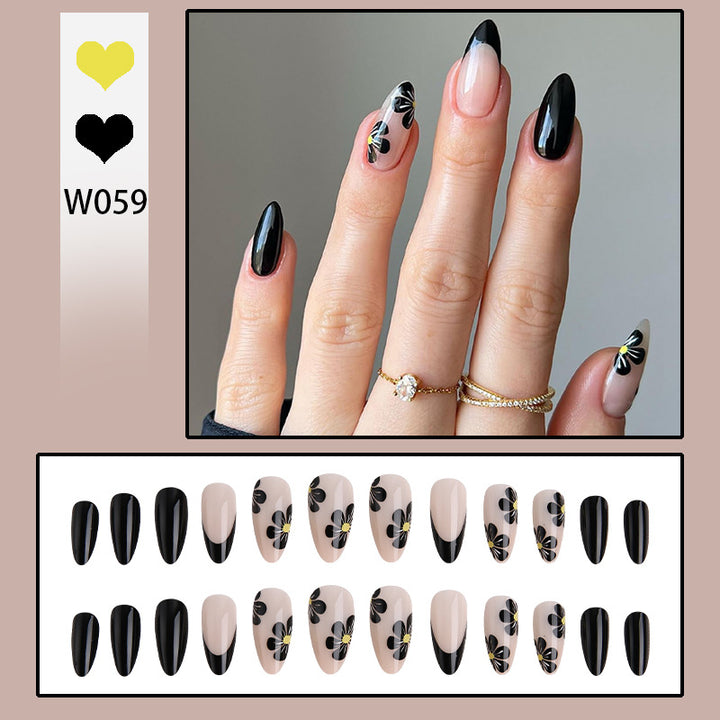 Elegante Nagelspitzen mit floralen Akzenten Karnz