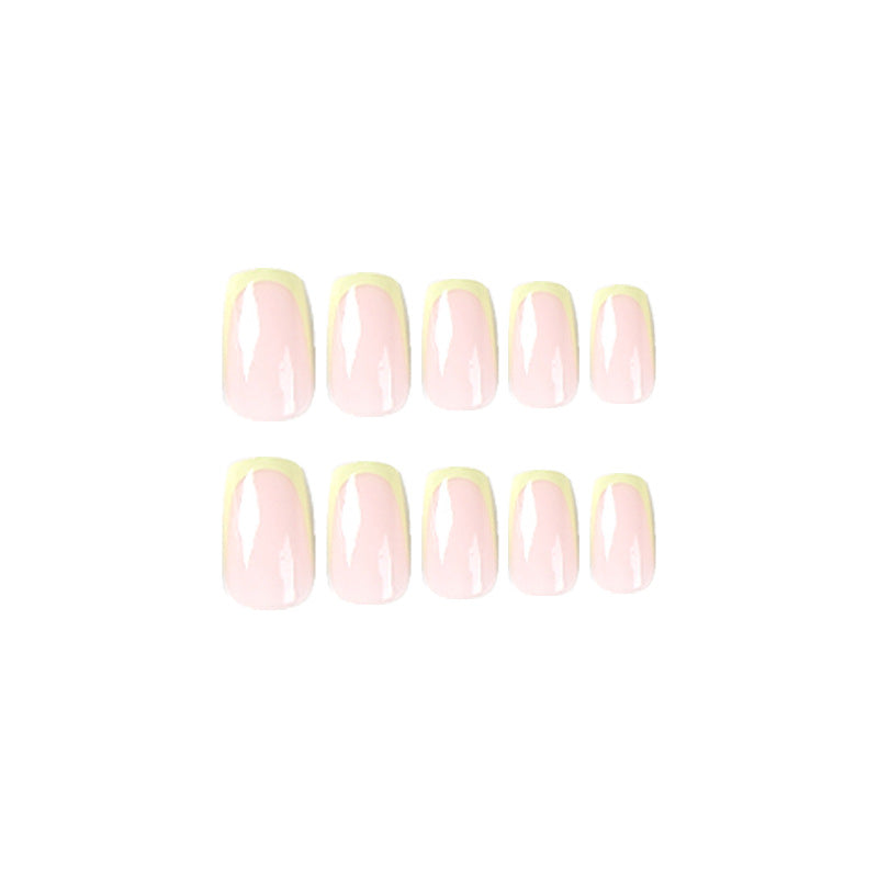 Kunstvolle Nagelverlängerungen mit elegantem French-Tip und modernen Akzenten Karnz