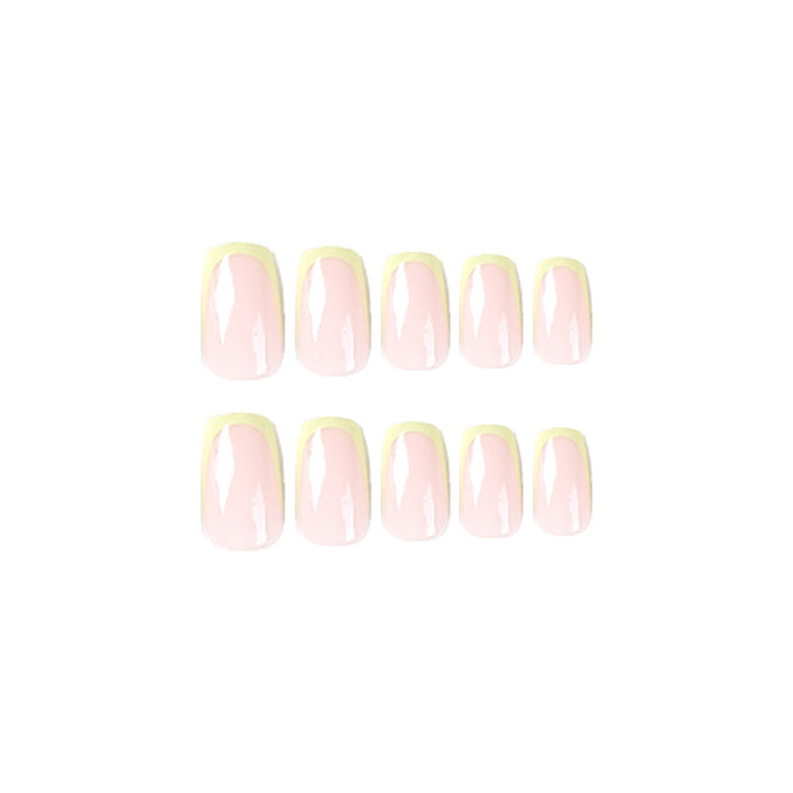 Kunstvolle Nagelverlängerungen mit elegantem French-Tip und modernen Akzenten Karnz