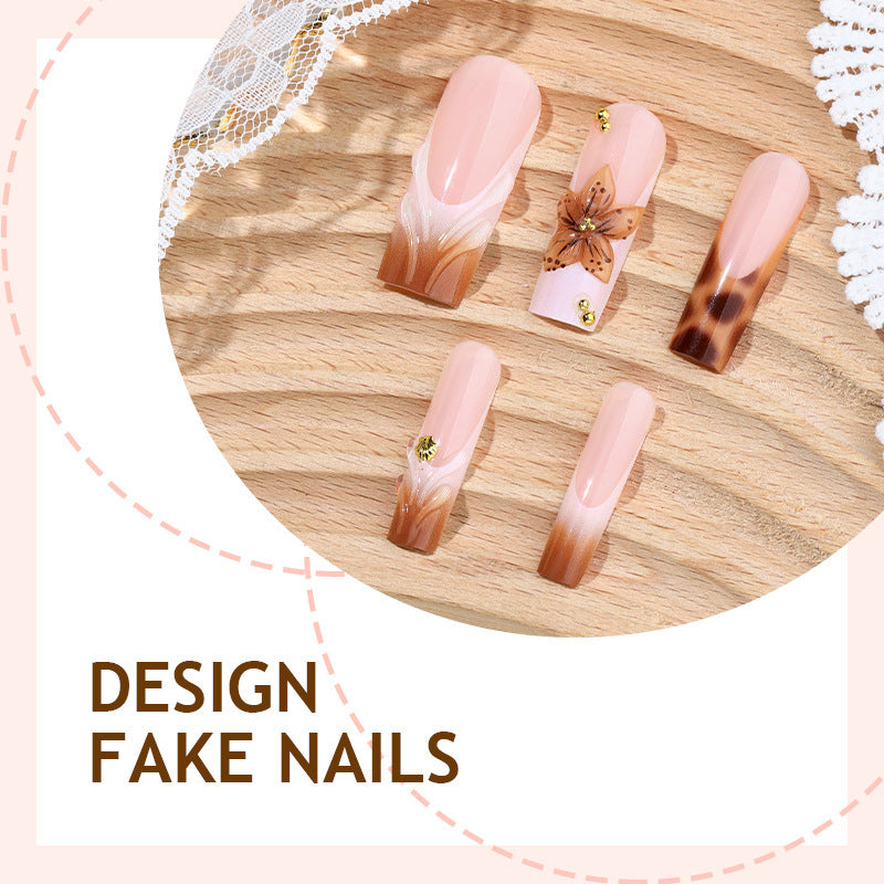 Kreatives Kunstnagelset mit floralen Akzenten und Ombre-Effekt Karnz