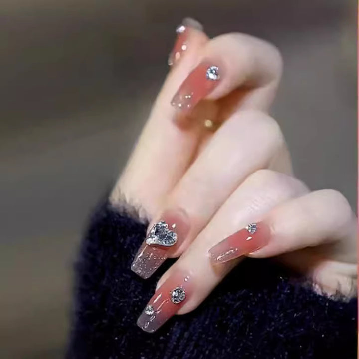 Elegante Nail Art mit Glitzer und Strass Karnz