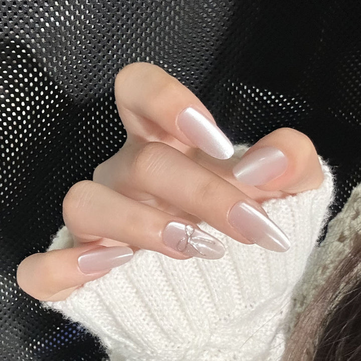Elegantes Press-On-Nagelset mit dekorativen Akzenten
