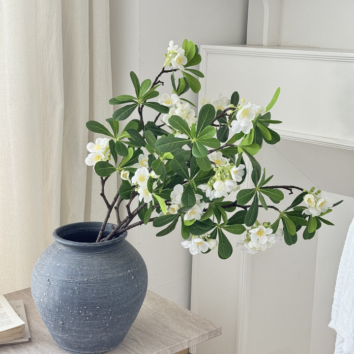 Künstlicher Blütenzweig mit feinen rosa Blüten und lebendigen Blättern Karnz