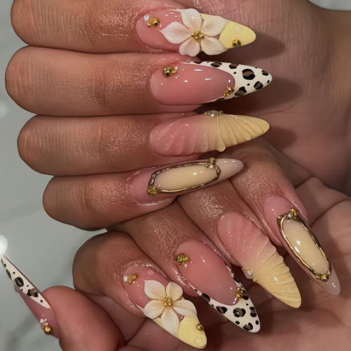 Dekorative Stiletto Nagelkunst Tipps mit floralen Akzenten Karnz