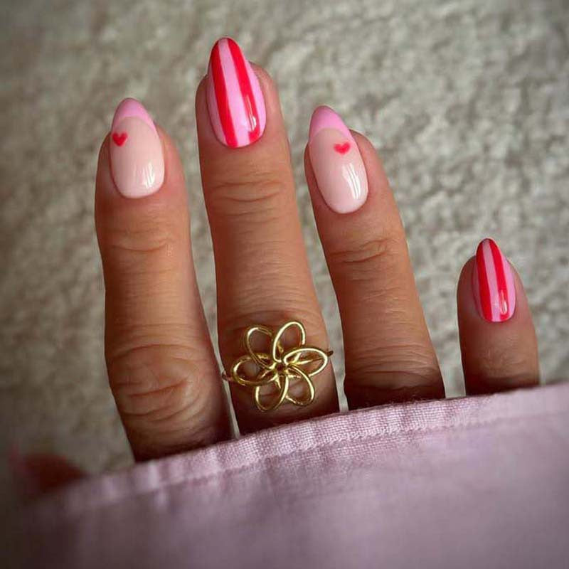 Kreative gestreifte Nagelkunst