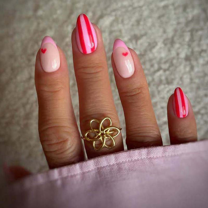 Kreative gestreifte Nagelkunst