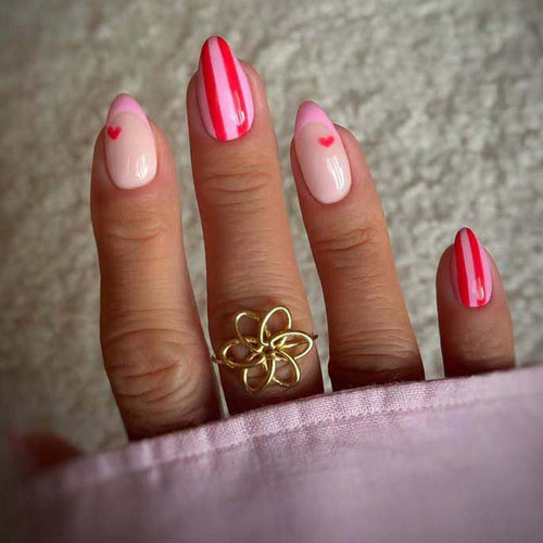 Kreative gestreifte Nagelkunst