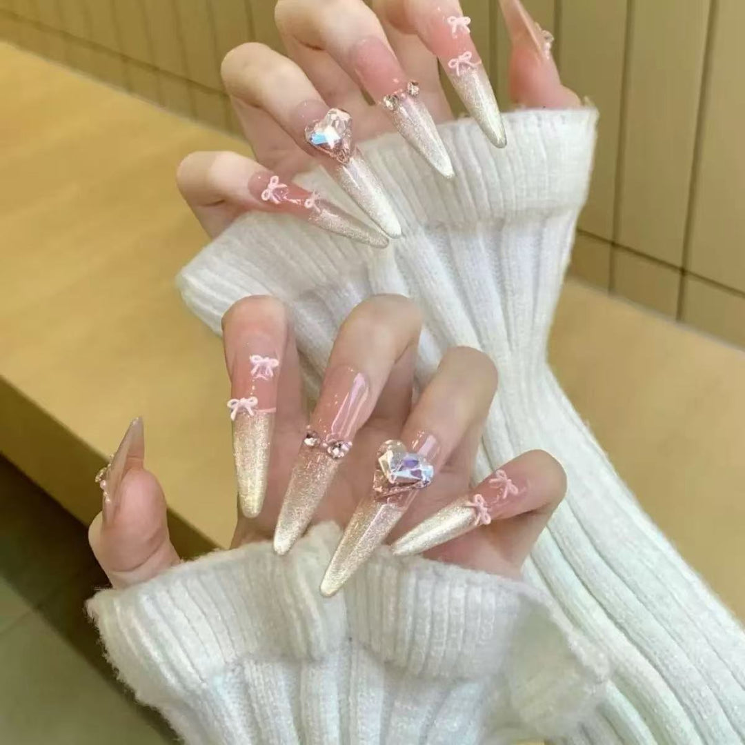 Glamouröse Kunstnagelspitzen mit eleganten Verzierungen Karnz