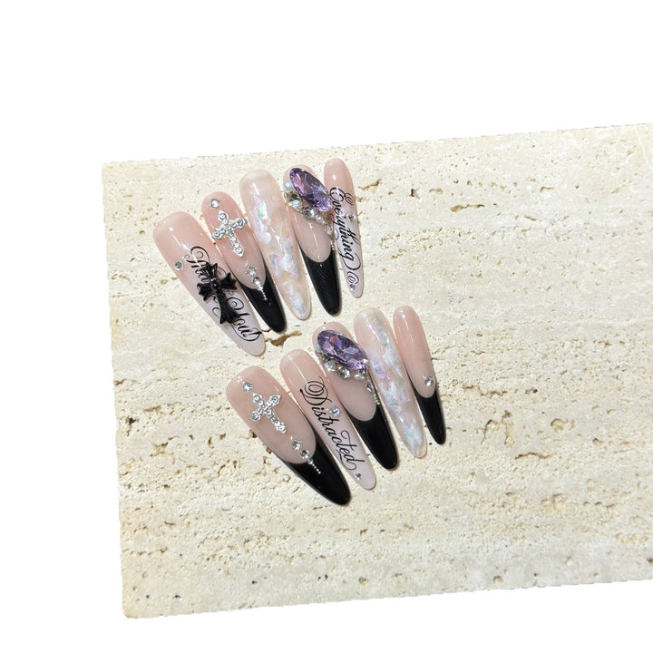 Künstlerisches Press-On-Nagelset mit Edelsteinen