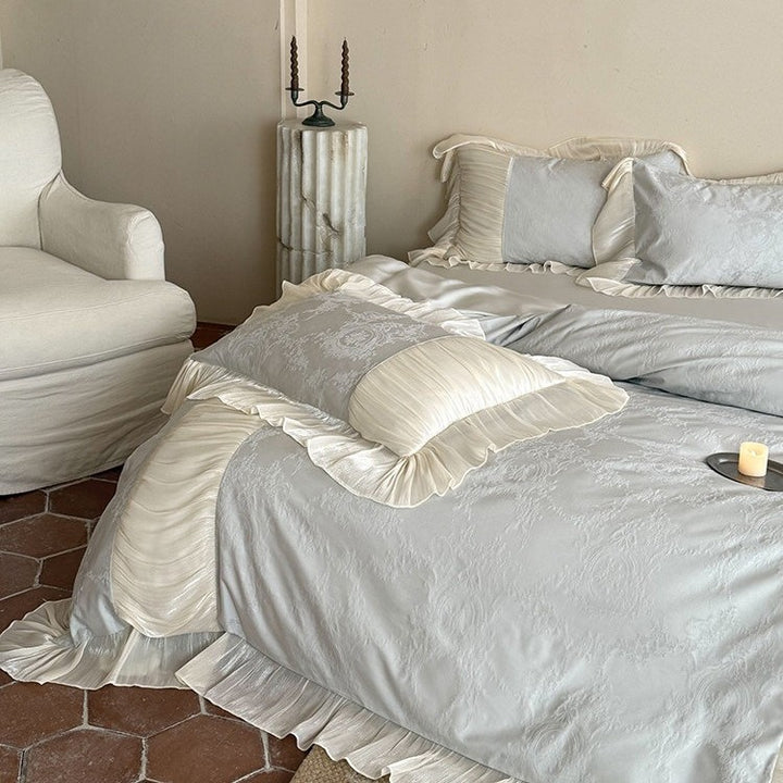 Luxus-Satin-Bettgarnitur im Vintage‑Stil mit plissiertem Volant und Zierkissen