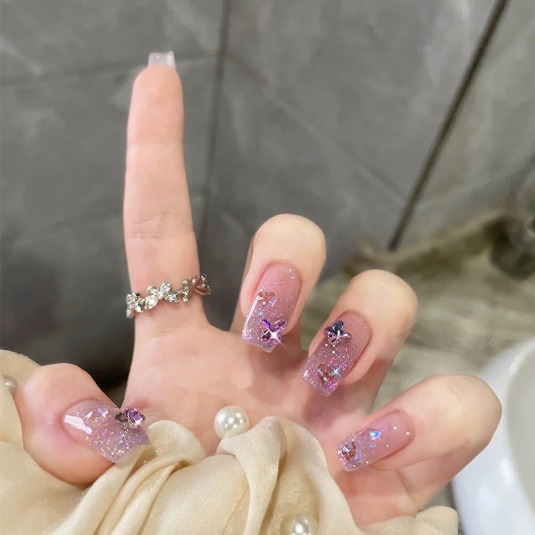 Glamouröse Kunstnägel mit Glitzer und floralen Akzenten Karnz