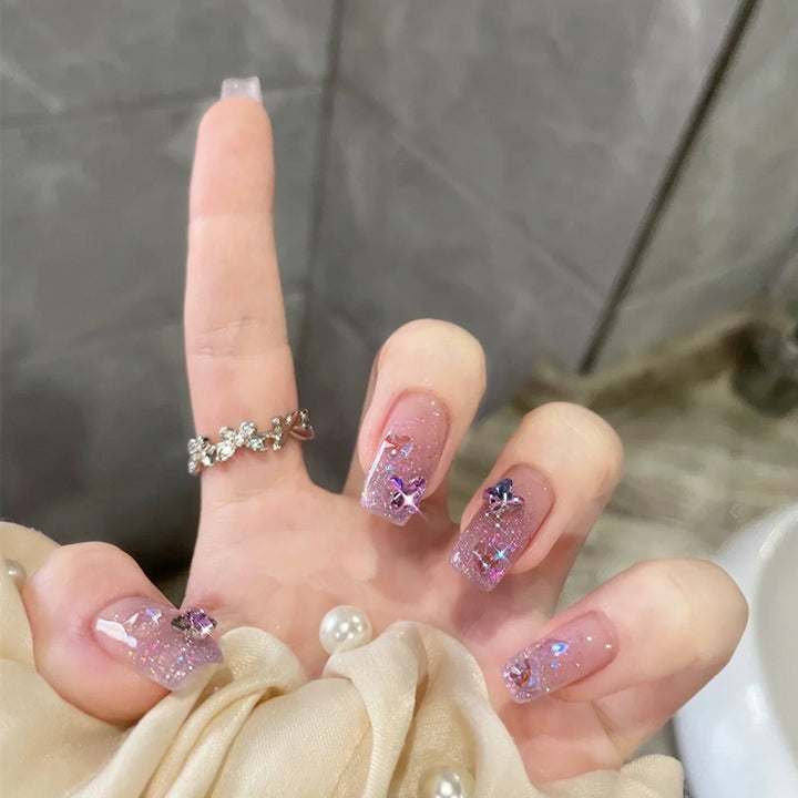 Glamouröse Kunstnägel mit Glitzer und floralen Akzenten Karnz