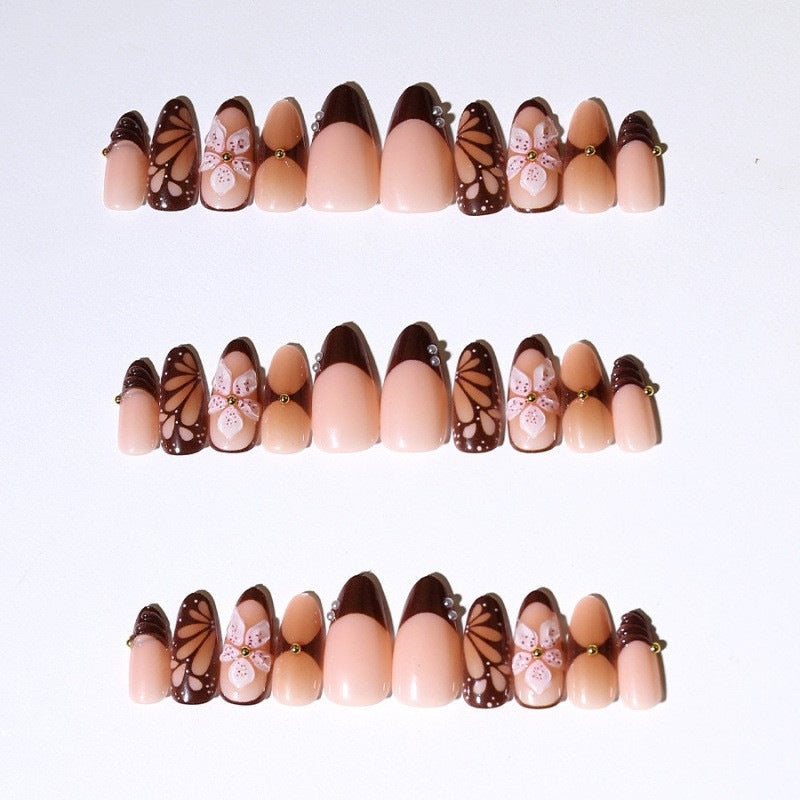 Kunstnagelset mit exquisiten floralen Motiven Karnz