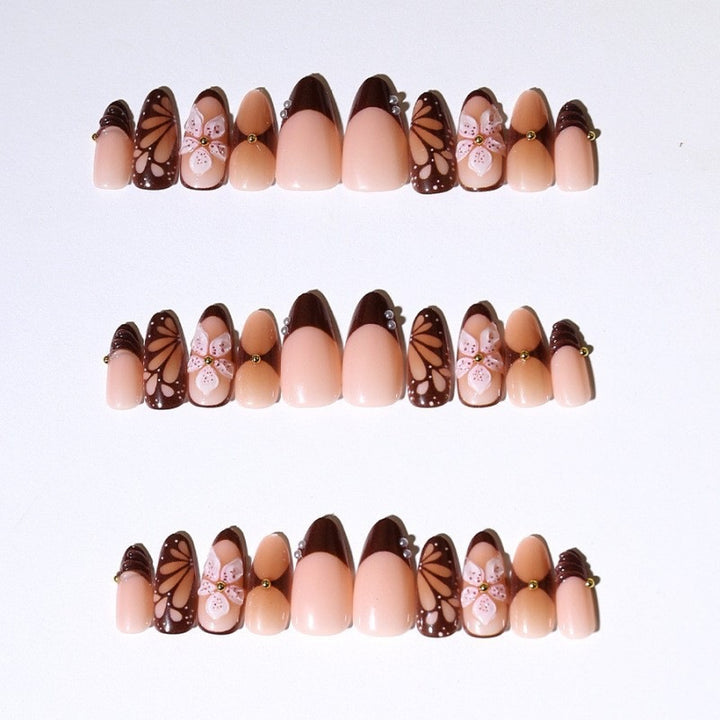Kunstnagelset mit exquisiten floralen Motiven Karnz