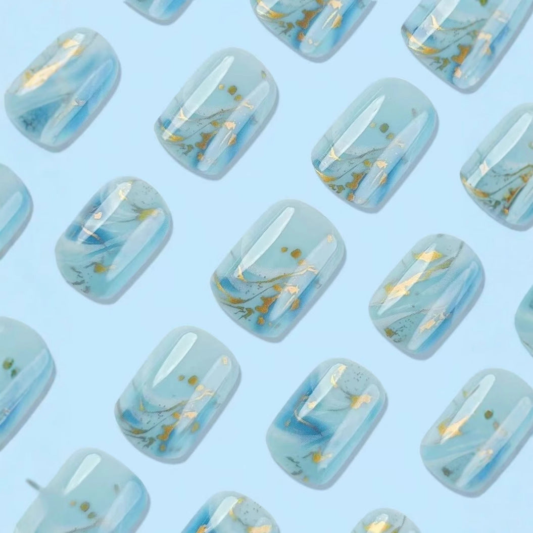 Kunstnagelset mit luxuriösem Marmor-Design und Goldakzenten Karnz