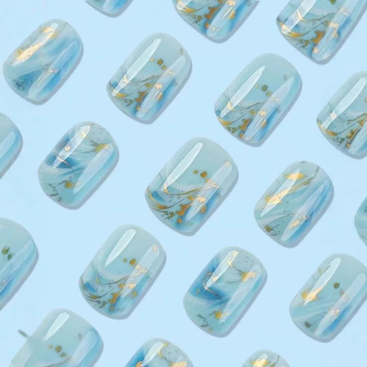 Kunstnagelset mit luxuriösem Marmor-Design und Goldakzenten Karnz