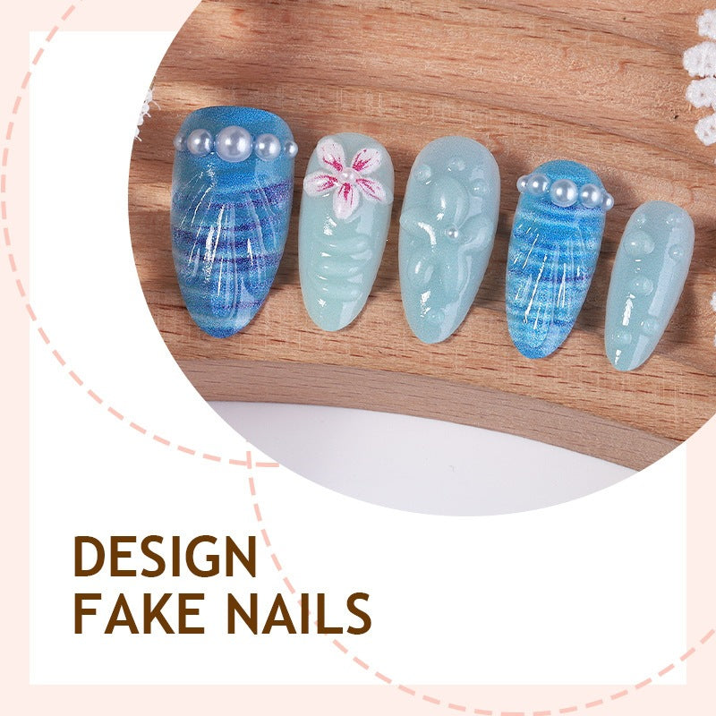 Kunstnagelset mit einzigartigen aquatischen Motiven und dekorativen Akzenten Karnz