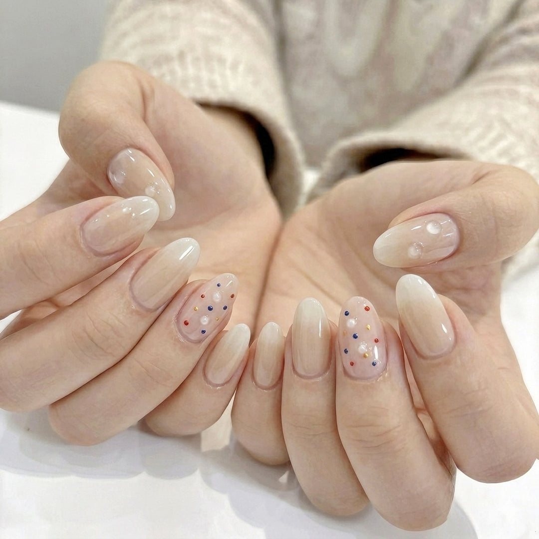 Dekoratives Press-On Nagelset mit Perlmutt- und Glitzerakzenten