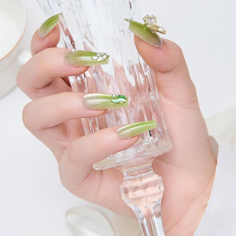 Kunstnägel mit Schmetterlingsakzenten und Glitzerdetails Karnz