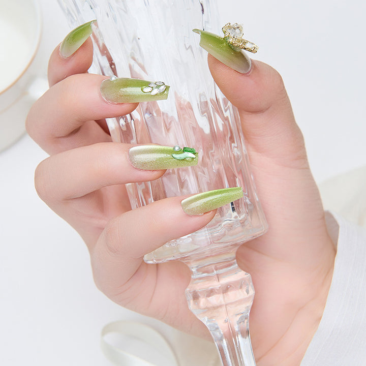 Kunstnägel mit Schmetterlingsakzenten und Glitzerdetails Karnz