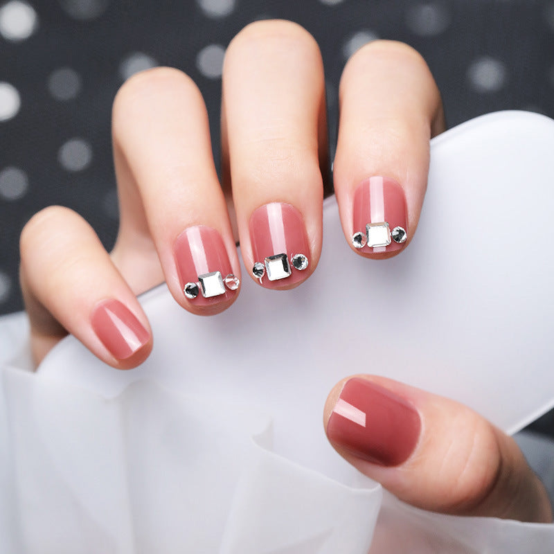 Dekorative Nagelkunst mit Edelsteinakzenten