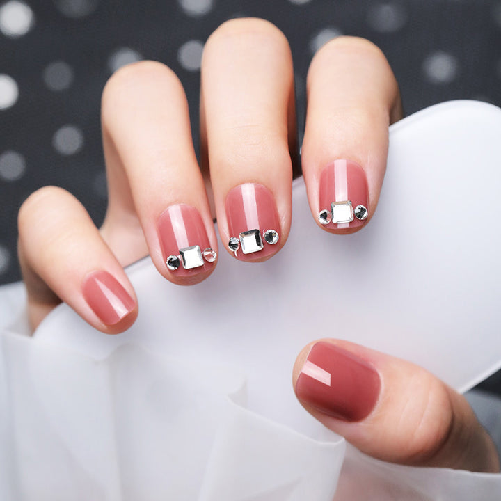 Dekorative Nagelkunst mit Edelsteinakzenten