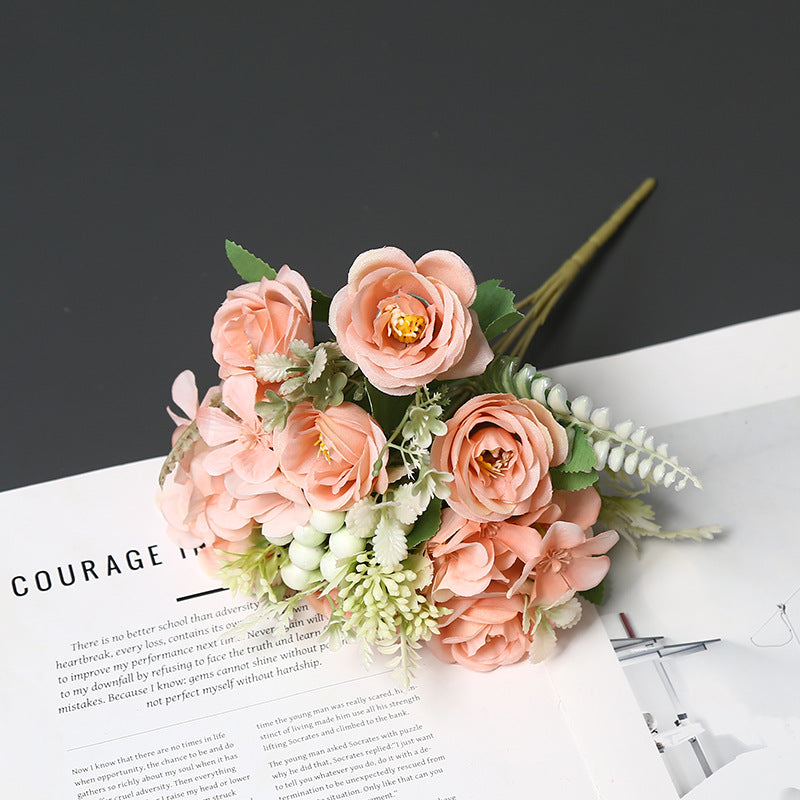 Lebensechte Blumenarrangement