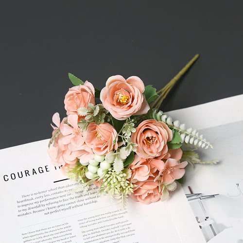 Lebensechte Blumenarrangement