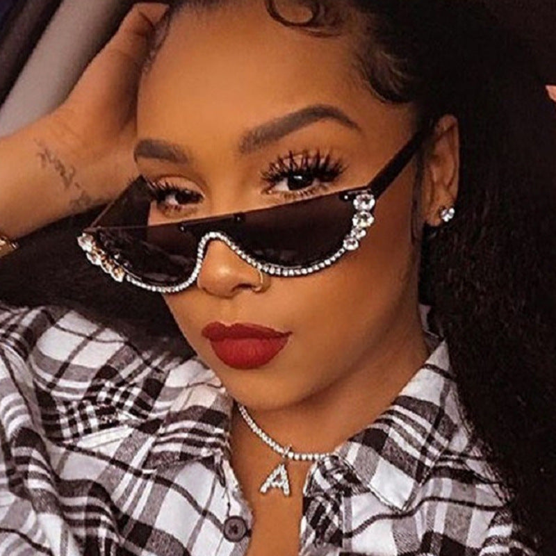 Damen stilvolle Designer-Sonnenbrille mit funkelnden Akzenten Karnz