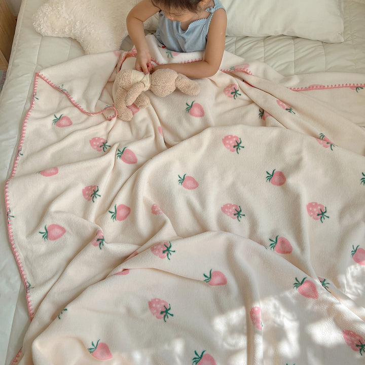 Kuscheldecke aus Mikrofleece mit Punktmuster und dekorativer Kettelnaht