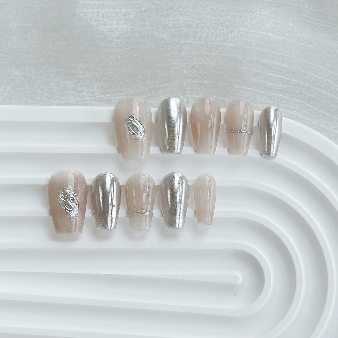 Künstlerisches Press-On Nagelkunstset mit Herz- und himmlischen Designs