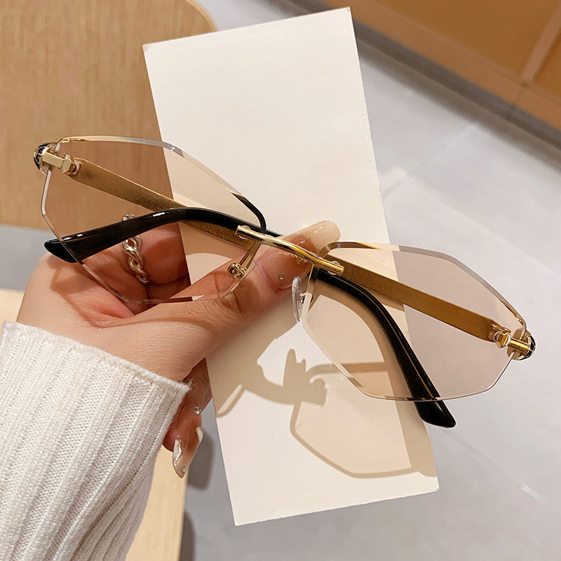 Damen Designer Sonnenbrille mit hexagonalem Rahmen und goldenen Akzenten Karnz
