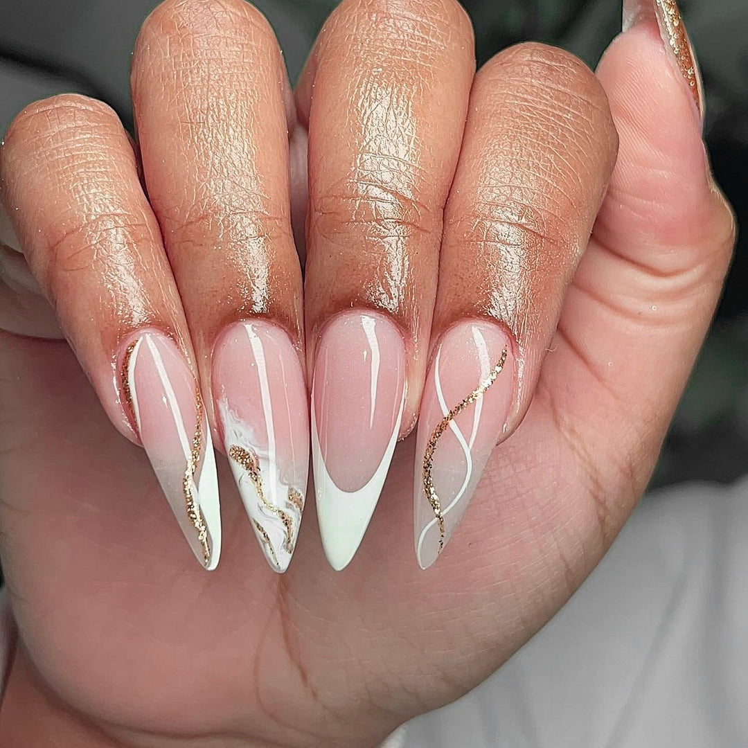 Kunstvolle Stiletto-Nägel mit elegantem Marmor- und Glitzer-Design Karnz