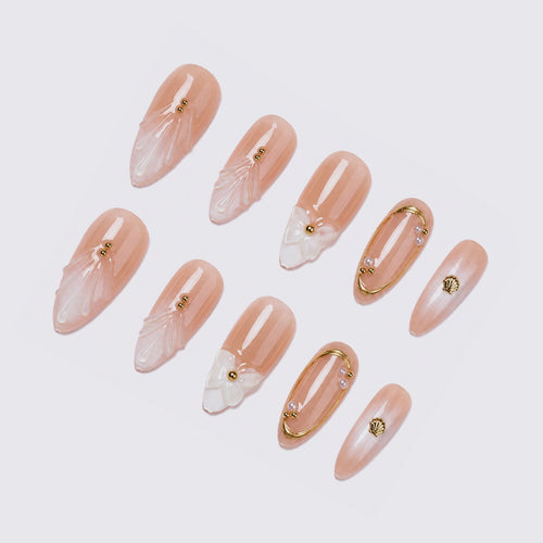 Kunstnagelset mit eleganten 3D-Motiven und goldenen Akzenten Karnz