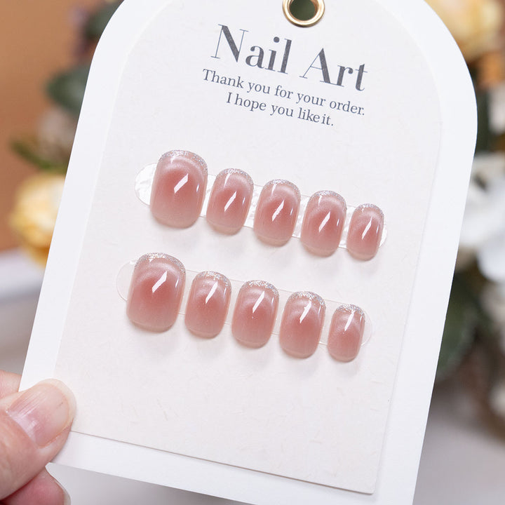 Elegantes Press-On-Nagelset mit natürlichem glänzendem Finish