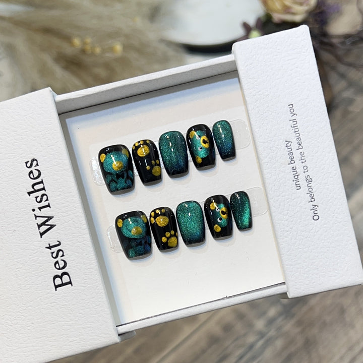 Künstlerisches Press-On-Nagelset mit verspielten Blumen- und Glitzerakzenten Karnz