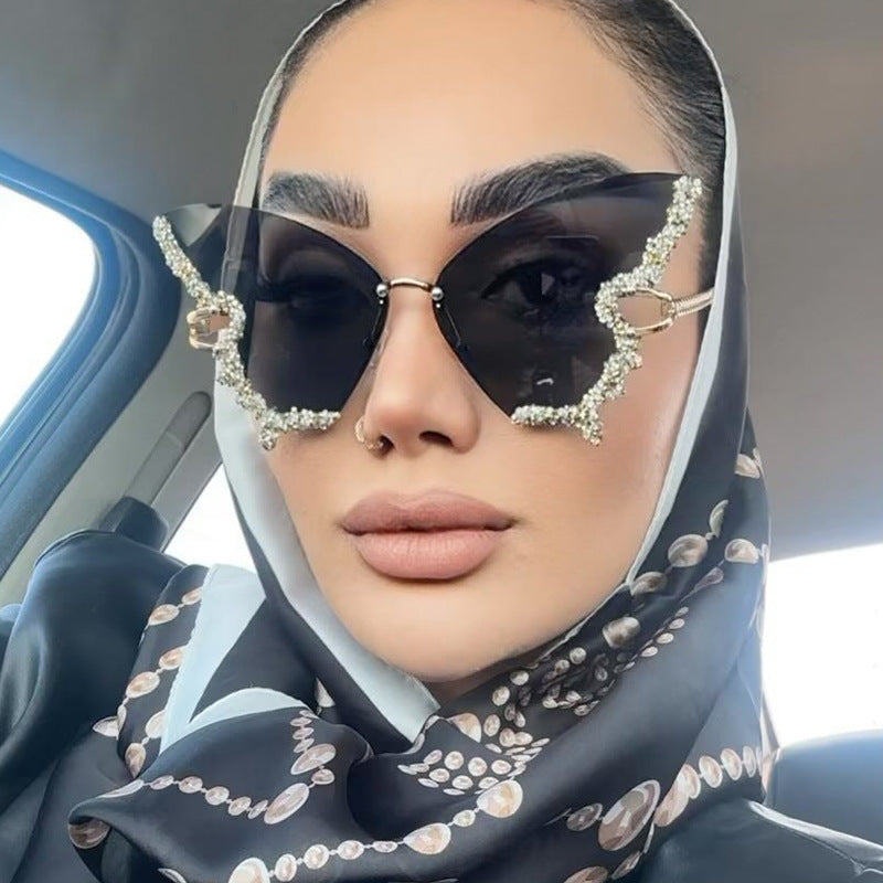 Damen große Cat-Eye Sonnenbrille mit funkelndem Strassbesatz und elegantem Rahmen Karnz