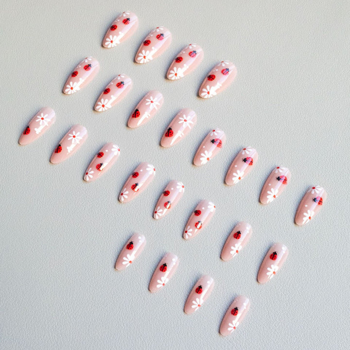 Marienkäfer-Themen-Acryl-Nagelkunst