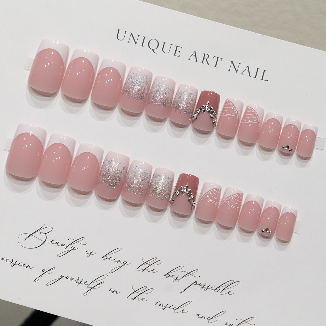 Glamouröse Strass-Nagelkunst