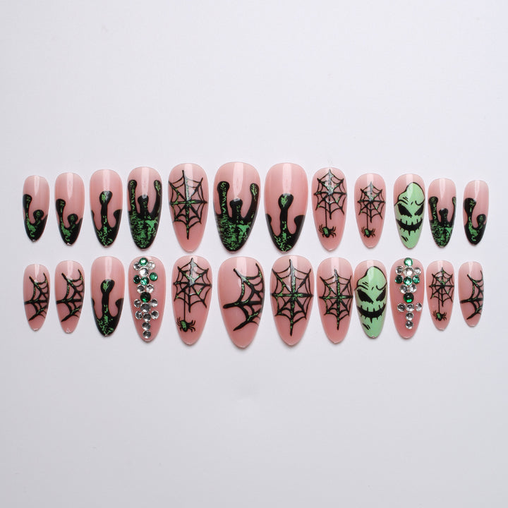 Kunstnägel mit Halloween-Spider-Design und Glitzerakzenten Karnz