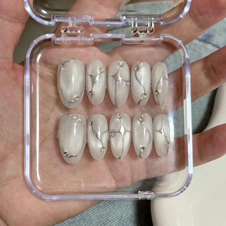Elegantes Press-On-Nagelkunst-Set mit Metallakzenten