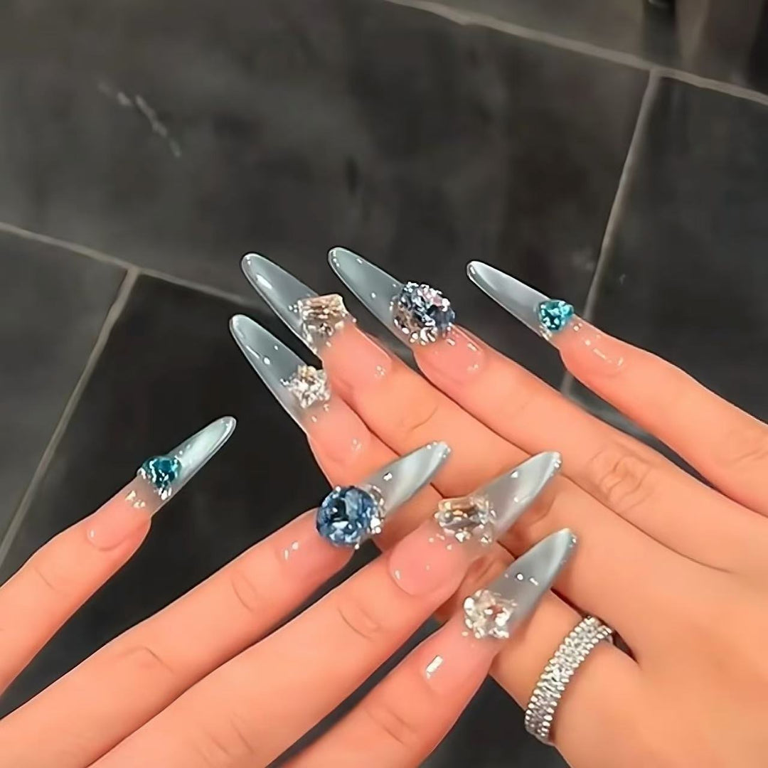 Stiletto-Nagelkunstverlängerungen mit Edelsteinakzenten