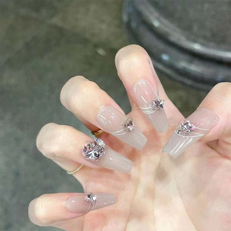 Kunstnagelset mit funkelnden Glitzer- und holografischen Akzenten Karnz