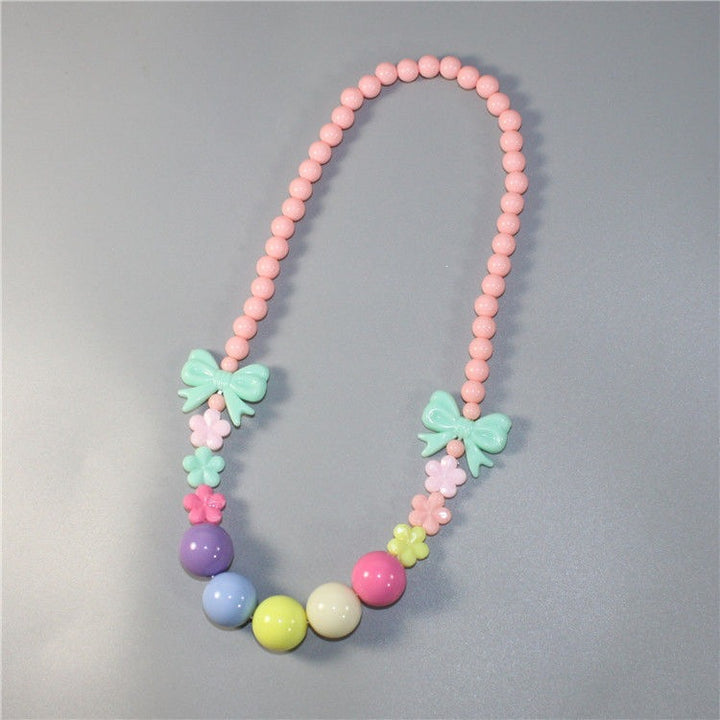 Bunte Perlenkette mit Floralen Elementen Karnz