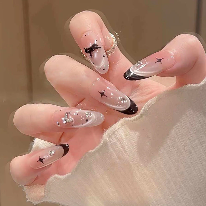 Kunstnagelset mit elegantem Schwarz-Weiß-Design und funkelnden Applikationen Karnz